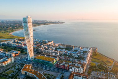 Gün batımı sırasında Malmö, Isveç, Vastra Hamnen (Batı Limanı) bölgesinin güzel havadan görünümü. Yukarıdan görüntüle.