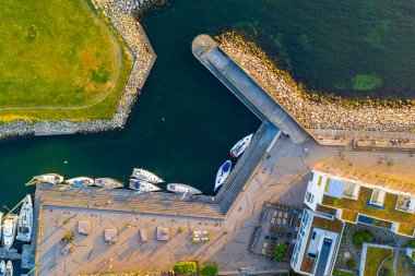Gün batımı sırasında Malmö, Isveç, Vastra Hamnen (Batı Limanı) bölgesinin güzel havadan görünümü. Yukarıdan görüntüle. 