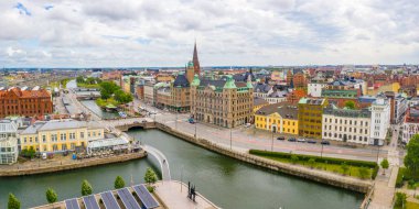 Malmö, Isveç. 10 Haziran 2019. Şehir merkezinin yakınındaki Malmö kanallarının güzel manzarası. 