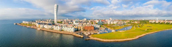 Gün batımı sırasında Malmö, Isveç, Vastra Hamnen (Batı Limanı) bölgesinin güzel havadan görünümü. Yukarıdan görüntüle.