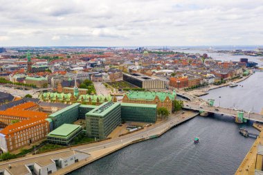 Kopenhag, Danimarka kanalları ve şehir nehri üzerinde güzel hava panoramik görünümü. 