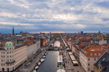 Kopenhag, Danimarka güneşli yaz gününde Nyhavn (New Haven) ilçehavadan görünümü 