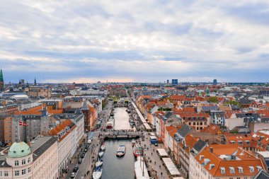 Kopenhag, Danimarka güneşli yaz gününde Nyhavn (New Haven) ilçehavadan görünümü 