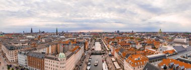 Kopenhag, Danimarka güneşli yaz gününde Nyhavn (New Haven) ilçehavadan görünümü 