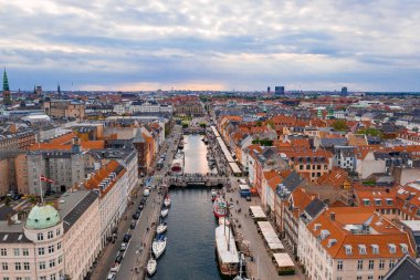 Kopenhag, Danimarka güneşli yaz gününde Nyhavn (New Haven) ilçehavadan görünümü 