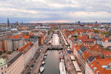 Kopenhag, Danimarka güneşli yaz gününde Nyhavn (New Haven) ilçehavadan görünümü 