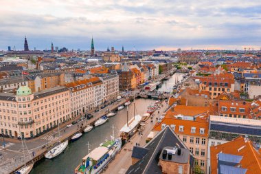 Kopenhag, Danimarka güneşli yaz gününde Nyhavn (New Haven) ilçehavadan görünümü 