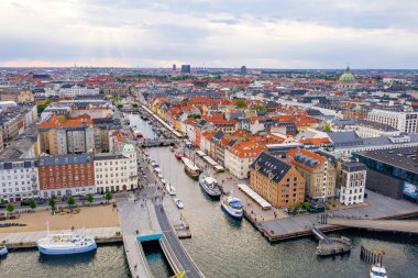 Kopenhag, Danimarka güneşli yaz gününde Nyhavn (New Haven) ilçehavadan görünümü 