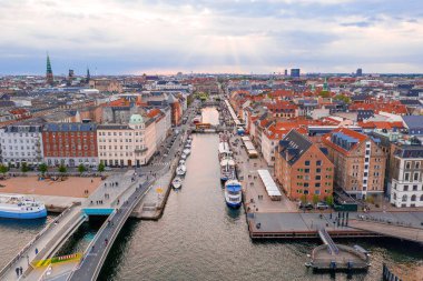 Kopenhag, Danimarka güneşli yaz gününde Nyhavn (New Haven) ilçehavadan görünümü 