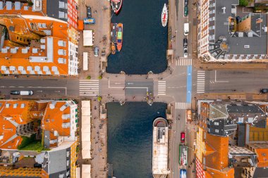Kopenhag, Danimarka güneşli yaz gününde Nyhavn (New Haven) ilçehavadan görünümü 