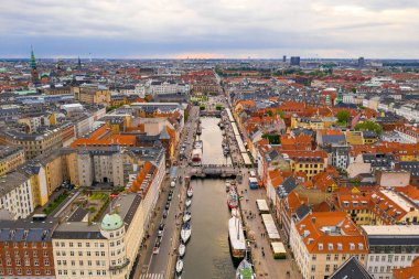 Kopenhag, Danimarka güneşli yaz gününde Nyhavn (New Haven) ilçehavadan görünümü 