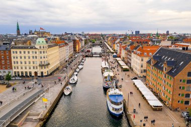Kopenhag, Danimarka güneşli yaz gününde Nyhavn (New Haven) ilçehavadan görünümü 