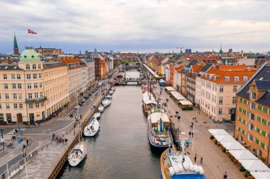 Kopenhag, Danimarka güneşli yaz gününde Nyhavn (New Haven) ilçehavadan görünümü 