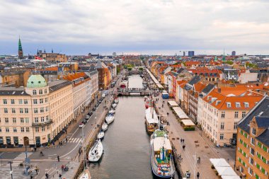 Kopenhag, Danimarka güneşli yaz gününde Nyhavn (New Haven) ilçehavadan görünümü 