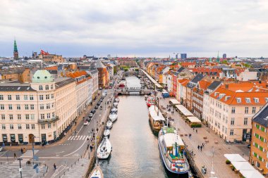 Kopenhag, Danimarka güneşli yaz gününde Nyhavn (New Haven) ilçehavadan görünümü 