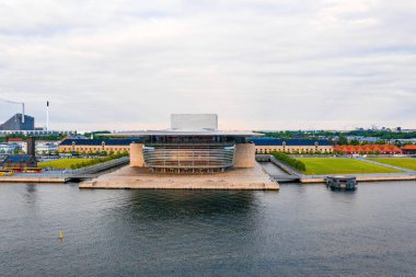 Kopenhag, Danimarka. 10 Haziran 2019. Kanal tarafından şehir merkezine yakın Kopenhag Opera binasının güzel havadan görünümü. 