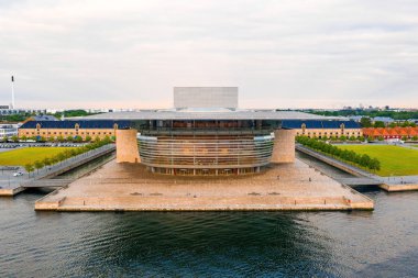 Kopenhag, Danimarka. 10 Haziran 2019. Kanal tarafından şehir merkezine yakın Kopenhag Opera binasının güzel havadan görünümü. 