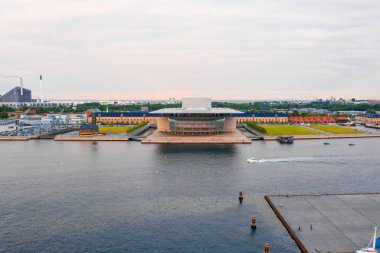 Kopenhag, Danimarka. 10 Haziran 2019. Kanal tarafından şehir merkezine yakın Kopenhag Opera binasının güzel havadan görünümü. 