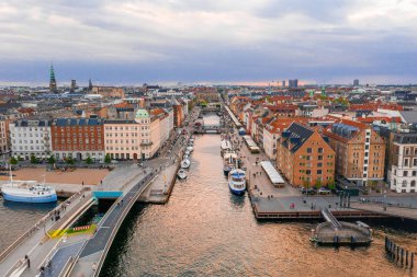 Kopenhag, Danimarka güneşli yaz gününde Nyhavn (New Haven) ilçehavadan görünümü 