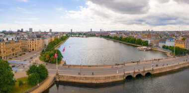 Kopenhag, Danimarka kanalları ve şehir nehri üzerinde güzel hava panoramik görünümü. 