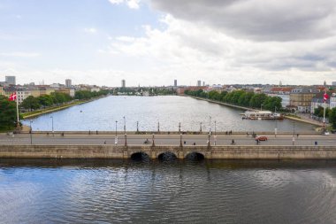 Kopenhag, Danimarka kanalları ve şehir nehri üzerinde güzel hava panoramik görünümü. 