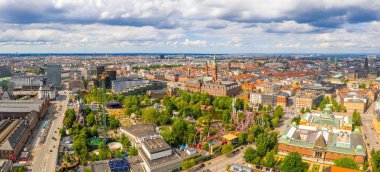 Kopenhag, Danimarka - Haziran 2019 - Tivoli Bahçeleri eğlence parkının insanlar, ziyaretçiler, ilgi çekici yerler ve gezintilerle havadan görünümü. Danimarka, Avrupa'da Kopenhag şehrinin kentsel görünümü 