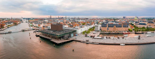 運河と都市の川の上にコペンハーゲン デンマークの美しい空中パノラマビュー — ストック写真