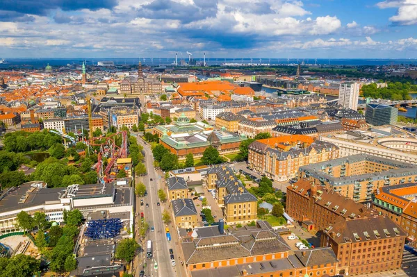 コペンハーゲン デンマーク 2019年6月 訪問者 アトラクションや乗り物とチボリガーデンズ遊園地の航空写真 デンマーク ヨーロッパのコペンハーゲン市街の市街の眺め — ストック写真