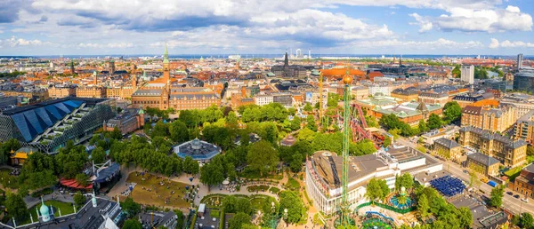 哥本哈根 2019年6月 蒂沃利花园游乐园的鸟瞰图 包括人 景点和游乐设施 哥本哈根市在丹麦 欧洲的城市景观 — 图库照片