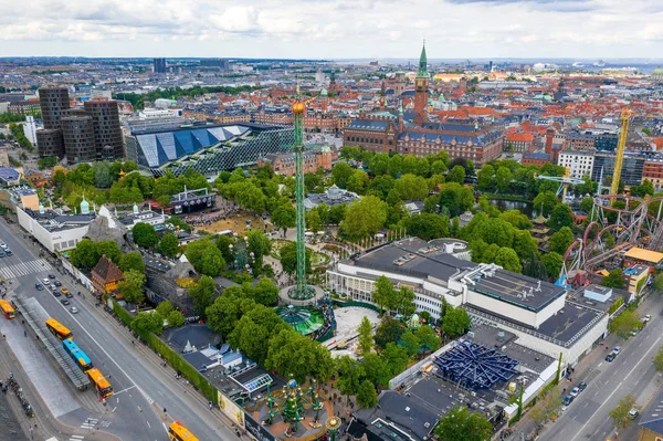 コペンハーゲン デンマーク 2019年6月 訪問者 アトラクションや乗り物とチボリガーデンズ遊園地の航空写真 デンマーク ヨーロッパのコペンハーゲン市街の市街の眺め — ストック写真
