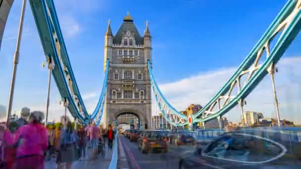Včasný Průběh Rychle Pohybujícího Provozu Tower Bridge London Spojené Království — Stock video