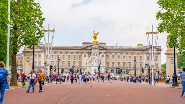 2019年6月20日ロンドン イギリス ヴィクトリア女王像とバッキンガム宮殿のタイムラプス イギリス ロンドン — ストック動画
