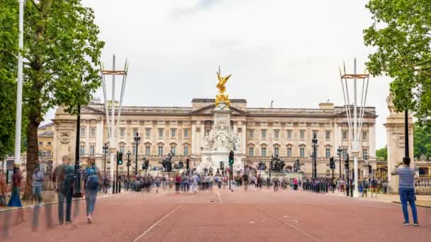 Juni 2019 London Storbritannien Drottning Victoria Staty Och Buckingham Palace — Stockvideo