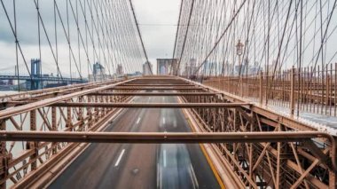 Beautiful time lapse view of the Brooklyn Bridge in motion. Cars and people passing the bridge from Manhattan island to Brooklyn.