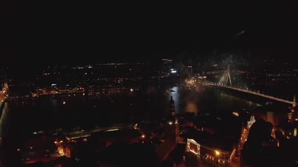 Vista Aérea Del Hermoso Espectáculo Fuegos Artificiales Riga Letonia Celebrando — Vídeo de stock