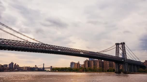 ウィリアムズバーグ橋のタイムラプスビュー アメリカ ニューヨーク市の日没時にイースト川を渡る吊り橋 — ストック動画