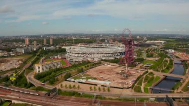 Londra 'daki Olimpiyat Stadyumu' nun havadan görünüşü ve Anish Kapoor 'un Olimpik Park' taki Yörünge Kulesi ve Westfield 'daki Olimpiyat havuzu..