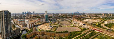 Tower Bridge, Shard gökdelen ve Londra kalesi yakınından Londra şehir merkezinin güzel havadan görünümü.