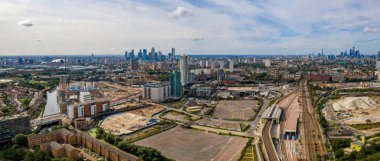 Tower Bridge, Shard gökdelen ve Londra kalesi yakınından Londra şehir merkezinin güzel havadan görünümü.