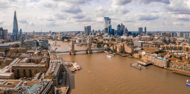 Thames nehrinin karşısındaki Kule Köprüsü yakınındaki Londra finans bölgesi 'nin yüksek görünümü. Londra. Ingiltere.