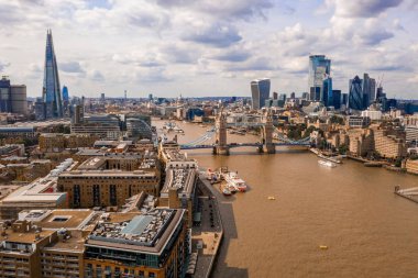 Thames nehrinin karşısındaki Kule Köprüsü yakınındaki Londra finans bölgesi 'nin yüksek görünümü. Londra. Ingiltere.