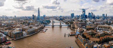 Thames nehrinin karşısındaki Kule Köprüsü yakınındaki Londra finans bölgesi 'nin yüksek görünümü. Londra. Ingiltere.