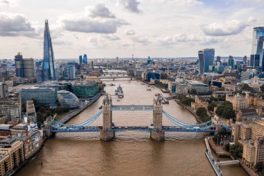 Thames nehrinin karşısındaki Kule Köprüsü yakınındaki Londra finans bölgesi 'nin yüksek görünümü. Londra. Ingiltere.