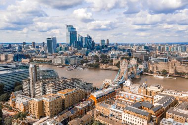 Thames nehrinin karşısındaki Kule Köprüsü yakınındaki Londra finans bölgesi 'nin yüksek görünümü. Londra. Ingiltere.