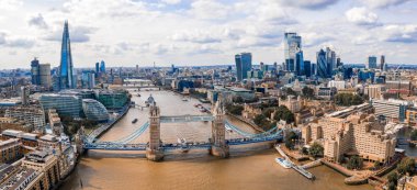 Thames nehrinin karşısındaki Kule Köprüsü yakınındaki Londra finans bölgesi 'nin yüksek görünümü. Londra. Ingiltere.