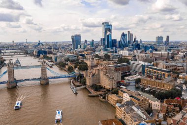 Thames nehrinin karşısındaki Kule Köprüsü yakınındaki Londra finans bölgesi 'nin yüksek görünümü. Londra. Ingiltere.