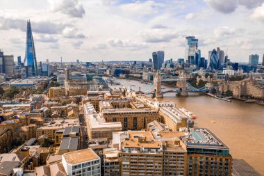 Thames nehrinin karşısındaki Kule Köprüsü yakınındaki Londra finans bölgesi 'nin yüksek görünümü. Londra. Ingiltere.