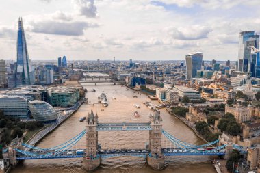 Thames nehrinin karşısındaki Kule Köprüsü yakınındaki Londra finans bölgesi 'nin yüksek görünümü. Londra. Ingiltere.