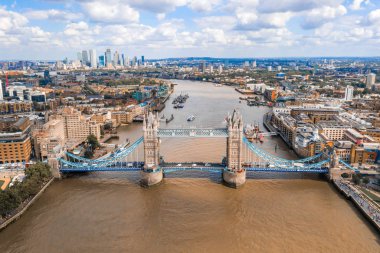Thames nehrinin karşısındaki Kule Köprüsü yakınındaki Londra finans bölgesi 'nin yüksek görünümü. Londra. Ingiltere.