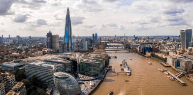 Thames nehrinin karşısındaki Kule Köprüsü yakınındaki Londra finans bölgesi 'nin yüksek görünümü. Londra. Ingiltere. 
